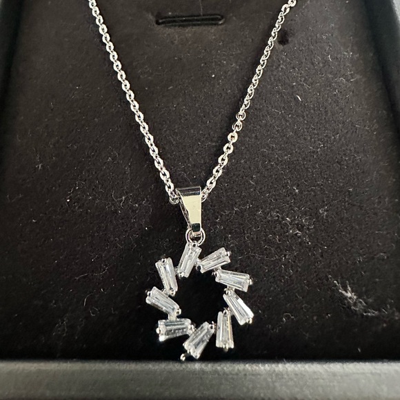 Howard’s cubic zirconia pendant necklace - Picture 2 of 3